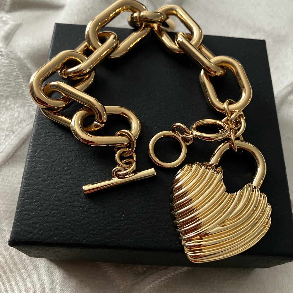Gold Heart Charm Bracelet. Add a touch of flair to your basic look.